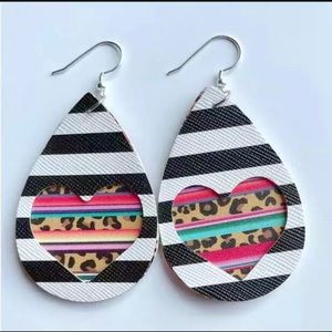 1 PAIR LEFT🖤💗🤍Leopard-Heart Teardrop Earrings